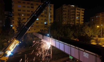 Eskişehire çeyrek asır hizmet veren üst geçidin yıkımına başlandı