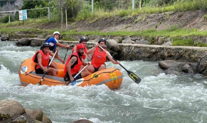 Farklı ülkelerden gelen dansçılar rafting yarışlarında mücadele etti