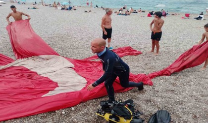 Fırtınada koparak denize uçan dev Türk bayrağı 8 ay sonra dalgıçlar tarafından deniz tabanında bulunarak çıkarıldı