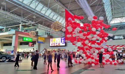 Fraport TAV Antalya Havalimanında Zafer Bayramı coşkusu