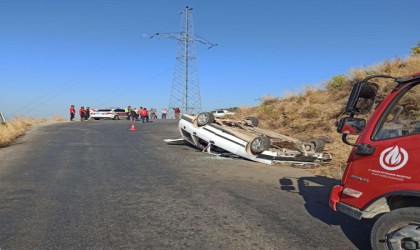 Freni boşalan otomobili durdurmak için yol kenarındaki toprak zemine sürdü