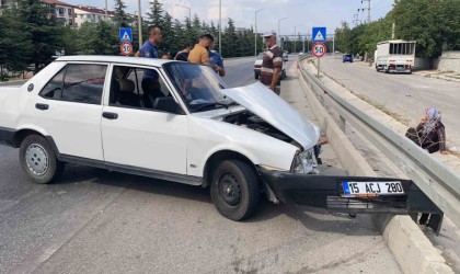 Freni patlayan Tofaş otomobil bariyerlere ve ardından bir araca çarptı: 1 yaralı