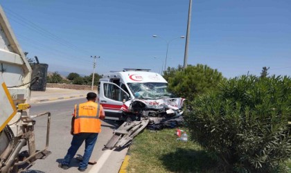 Gaziantepte vakadan dönen ambulans tankere çarptı: 3 sağlıkçı yaralı