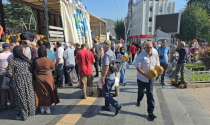 Geçen hafta 43 ton ücretsiz karpuz dağıtılan Tokatta bu sefer 25 ton kavun dağıtıldı