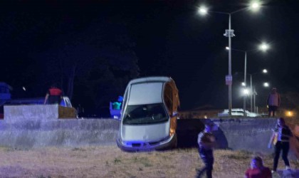 Geliboluda otomobil otopark duvarında asılı kaldı, sürücü 3,93 promil alkollü çıktı