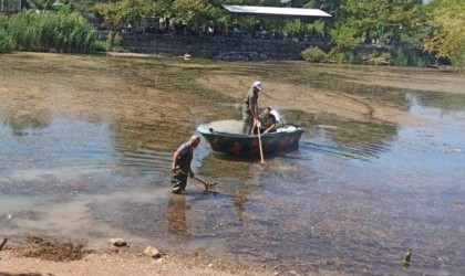 Gölbaşında göl yüzeyinde temizlik yapıyor