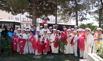 Hafız çocuklar, şehitlerin kabirleri başında Kuran-ı Kerim okudu