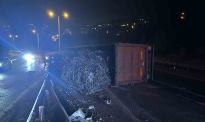 Hatayda demir yüklü tır devrildi: 1 yaralı