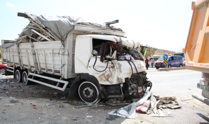 Hurdaya dönen kamyonetten sağ çıktı