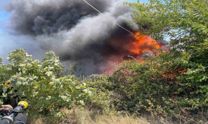 İnşaat malzemeleri bulunan depoda çıkan yangında tedirgin eden patlama