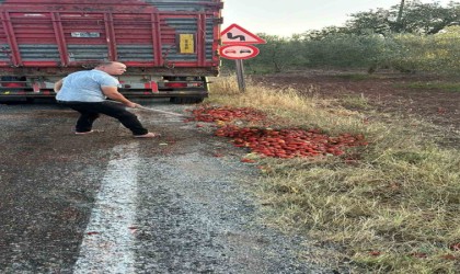 İzmirdeki yangını söndüren itfaiye erleri, Manisada yola saçılan domatesleri temizledi