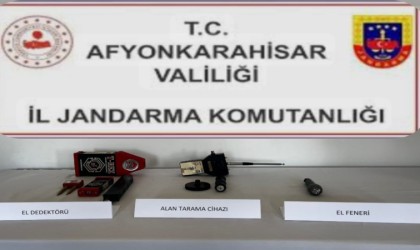 Jandarmayı görünce kaçan define avcıları kovalamaca sonrası yakalandı