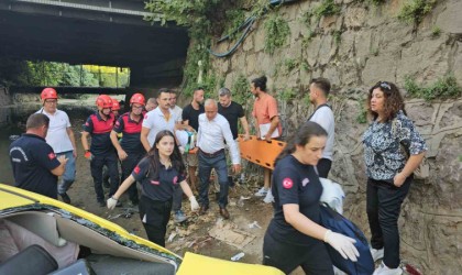 Kamyonun çarptığı ticari taksi yayaların arasına dalıp dereye uçtu: 1 ölü, 4 yaralı