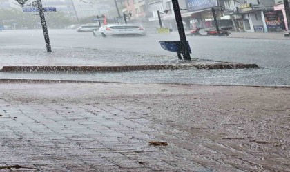 Karadeniz Ereğlide aniden bastıran yağmur zor anlar yaşattı