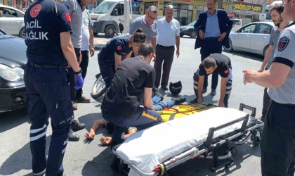 Karamanda otomobille çarpışan motosiklet sürücüsü yaralandı