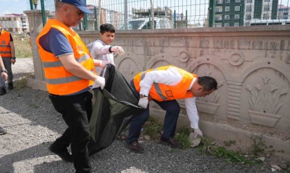 Kars Belediye Başkanı Senger, çevre temizliğine katıldı