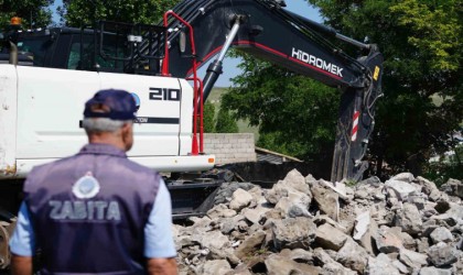 Kars belediyesi kenti metruk binalardan temizliyor