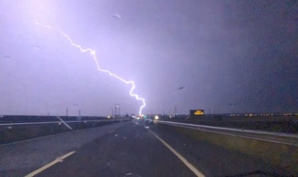 Karsta gökyüzü şimşeklerle aydınlandı