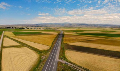 Karsta halı ve kilim desenine bürünmüş tarım arazileri dron ile görüntülendi