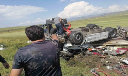 Karsta tırda sıkışan sürücüyü AFAD kurtardı