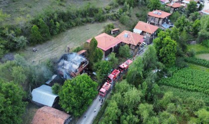 Kastamonuda alevlere teslim olan iki katlı ev kullanılamaz hale geldi