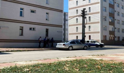 Kastamonuda hareketli saatler, silahlı saldırgan dehşet saçtı: 2 polisi yaraladı, ailesini rehin aldı