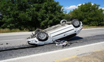 Kastamonuda tırı sollamak isteyen otomobil, refüje çarparak taklalar attı: 4 yaralı