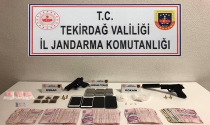 Kasten öldürme suçundan aranan zanlı silah, uyuşturucu ve paralarla yakalandı