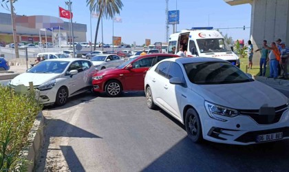 Kaza yapan iki otomobil, kırmızı ışıkta bekleyen araca çarptı: 3 yaralı