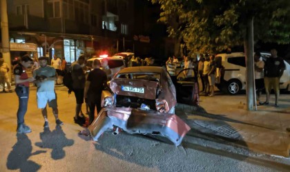 Keşanda hafif ticari aracın çarpıp kaçtığı otomobildeki 1 kişi yaralandı