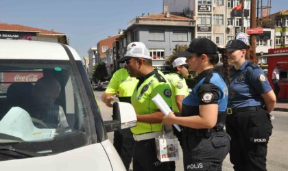 Keşanda sürücüler, “Sizi seviyoruz” sözleri ile uyardığı polise teşekkür etti