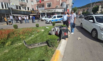 Kırmızı ışık ihlali kazaya neden oldu, iki motosiklet sürücüsü yaralandı