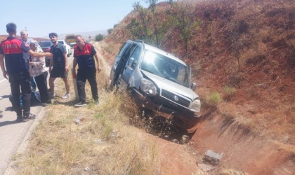 Kontrolden çıkan hafif ticari araç su sanalına uçtu: 2 yaralı