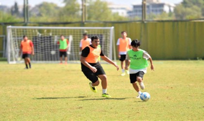 Konyaaltında çocuklar spor yaparak hayatı öğreniyor