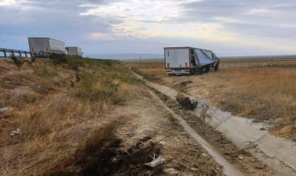 Konyada yoldan çıkan tır tarlaya girdi: 1 yaralı