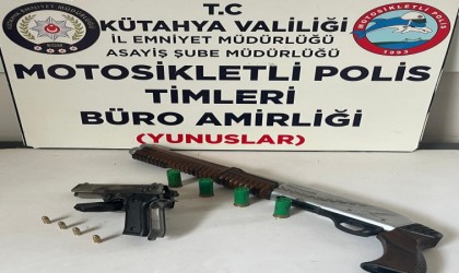 Kütahyada bir araçta ruhsatsız tabanca ve tüfek ele geçirildi