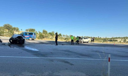 Kütahyada şerit ihlali yapan araç kazaya neden oldu: 5 yaralı