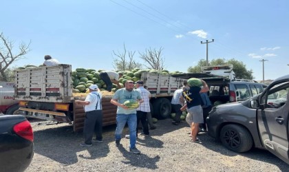 Lüleburgazda hayırseverler 25 ton karpuz dağıttı