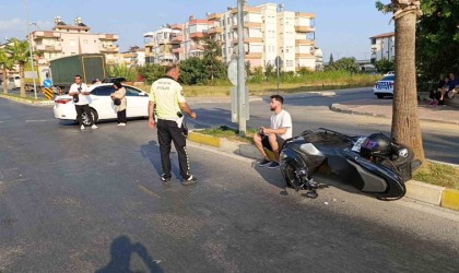 Manavgatta motosiklet ile otomobil çarpıştı: 1 yaralı