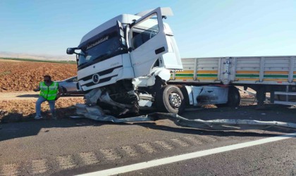 Mardinde bariyerlere çarpan tır sürücüsü yaralandı