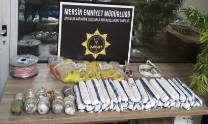 Mersinde 19 kilo dinamit ve uyuşturucu ele geçirildi