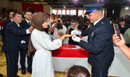 Mezun olan polis tören sonrası sevgilisine evlenme teklifi etti