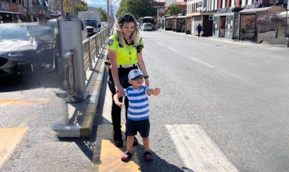 Minik trafikçinin hayali polis olmak