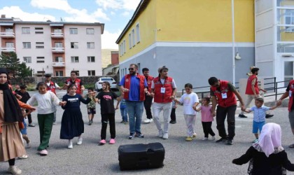 Minik yüreklere dokundular