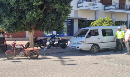 Motosiklet, minibüsün açılan kapısına çarptı: 2 yaralı