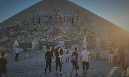 Nemrutun zirvesinde her yıl binlerce kişi güneşin doğuşunu ve batışını izliyor