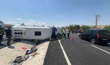 Nevşehirde feci kaza; 2si ağır, 13 yaralı