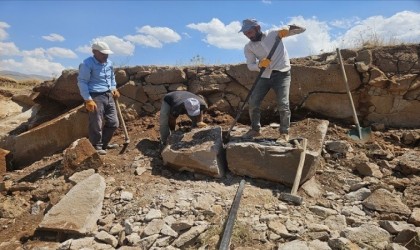 Neynik taşının Bilicanın eteklerinden yapılara uzanan zorlu yolculuğu