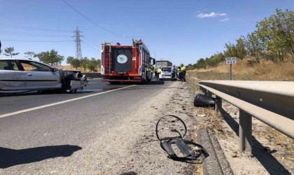 Önce bariyerlere, sonra tıra çarpan otomobil hurdaya döndü