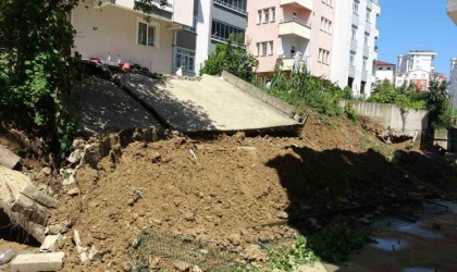 Orduda sağanak nedeniyle istinat duvarı yıkıldı: 10 daireli bina tahliye edildi